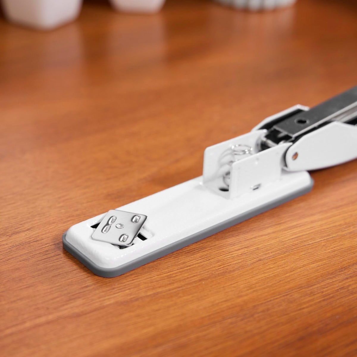 Swingline Stapler, Cub Compact Desktop Stapler, 20 Sheet Capacity, Metal, Arctic White (S701067)